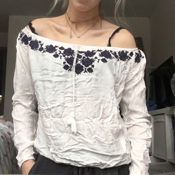 White off-the-shoulder Hollister long sleeve - Picture 6 of 6